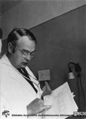 Professor Sven Ingvar (1889 - 1947) 
Professor Sven Ingvar (1889 - 1947; egentligen Sven Ingvar Olsson Ingvar) går rond på medicinska kliniken i Lund. Han var legendarisk professor i internmedicin i Lund. Foto i mitten på 1930-talet av sjuksköterskan Elsa Arnberg född Thomaeus (1915-1995). Bildkälla hennes svärson Henry Svensson 2014. 
Nyckelord: Lund; Universitet; Professor; Medicin; Internmedicin;