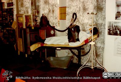 En s.k. kyrassrespirator system Sahlin på en utställning i Malmö 1980
Från en utställning om respiratorvård vid 100-årsjubileet för infektionskliniken i Malmö 1980. Utställningen stod i anslutning till sjukhusets personalmatsal. Apparaten är en kyrassrespirator system Sahlin, tillverkad av firma Stille på 1930-talet, och har använts på infektionskliniken i Malmö. Bildkälla Klas Ramnerö 2014.
Nyckelord: UMAS;MAS;Malmö_;Allmänna;Sjukhus;Epidemi;Infektion;Andning;Andningsvård;Respirator;Utställning;Jubileum