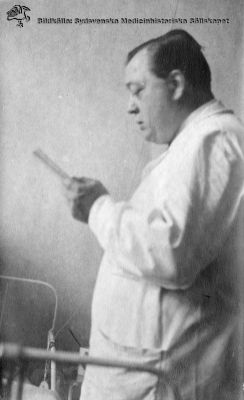 Karl Petrén (1868-1927), professor i internmedicin i Lund
Professor i praktisk medicin i Uppsala 1902–1910, men från 1910 i Lund. Har gett namn åt en neurologisk gångrubbning, och skapade en diet, "Petrén-dieten" för diabetessjuka, som innebar att dra ner på kolhydratintaget och ersätta detta med fett. Från 1921 direktör för lasarettet i Lund till sin död 1927.
Nyckelord: Karl;Petrén;Professor;Internmedicin;Lund;Direktör;Lasarettet;Diet;Diabetes;