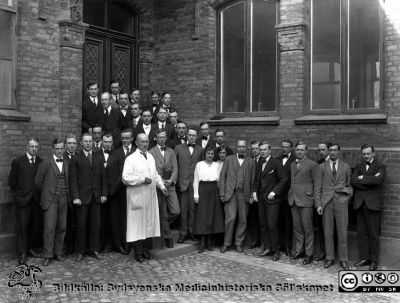 Kurs i patologi och mikrobiologi 1922 i Lund
Medicinarkursen i bakteriologi 1922. Prof. John Forssman i vit läkarrock; medicine studerande i vardagskläder. Foto Bagge, Lund, rimligen på gårdssidan till dåvarande institutionen för patologi och bakteriolog på Paradisgatan i Lundi. Fotografi monterat på kartong.
Nyckelord: Lasarett;Lund;USiL;Universitet;Universitetssjukhus;Bakteriologi;Patoloi;Hygien;Kurs