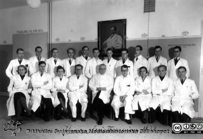 Medicinarkursen i kirurgi i Lund höstterminen 1938
Medicinarkursen i kirurgi i Lund höstterminen 1938. Professor Gustaf Petrén i centrum på första raden. Porträttet i bakgrunden visar professor Jaques Borelius, företrädare till Gustaf Petrén. Foto monterat på kartong.
Nyckelord: Lasarett;Lund;Universitet;Universitetssjukhus;USiL;Kirurgi;Kurs;Utbildning;Medicine;Kandidat;Studerande;Studenter