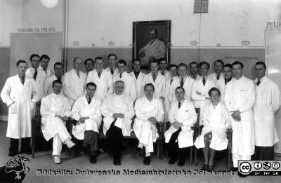 Medicinarkursen i kirurgi i Lund vårterminen 1939
Medicinarkursen i kirurgi i Lund vårterminen 1939. Professor Gustaf Petrén sitter som tredje från vänster första raden. Porträttet i bakgrunden visar professor Jaques Borelius, företrädare till Gustaf Petrén. Foto monterat på kartong, fotograf Tykesson, Lund.
Nyckelord: Lasarett;Lund;Universitet;Universitetssjukhus;USiL;Kirurgi;Kurs;Utbildning;Medicine;Kandidat;Studerande;Studenter