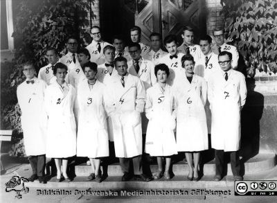 Medicinarkursen i kirurgi i Lund höstterminen 1959
 1: L. Cederqvist. 2: Elsa Ryde. 3: Eva Hjelmqvist. 4: Christian Behring. 5: Birgitta Borulf. 6: Anita Torsdotter. 7: P. Vegfors. 8: J. E. Rosengren. 9: Ingrid Walldén. 10: Håkan Odeberg. 11. J.A. Josefsson. 12. Dan Elmqvist. 13: L. G. Lindberg. 14: Sven-Olof Isacsson. 15. B.-G. Svensson. 16: R. Svensson. 17: A. Bendz. 18: S. Andersson. 19: B. Niklasson. Jan Spjuth. Fotografi av hovfotograf Jensen, Lund.
Nyckelord: Lasarett;Lund;Universitet;Universitetssjukhus;USiL;Utbildning;Studenter;Studerande;Kandidat;Kirurgi;Kurs;Medicine