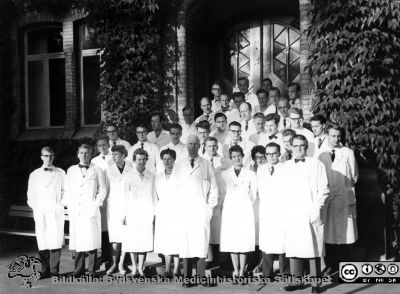 Medicinarkursen i kirurgi i Lund höstterminen 1959, med klinikens läkare och lärare
 Fotografi av hovfotograf Jensen, Lund. 1: Lars Cederqvist; 2. Håkan Odeberg; 3: Ingrid Walldén; 4: Elsa Ryde; 5: Eva Hjelmqvist; 6: Prof. Philip Sandblom; 7: Anita Torsdotter; 8: Per Vegfors; 9: Doc. Stig Borgström; 10: Jan-Erik Rosengren; 11: B.-G. Svensson; 12: Sven-Olof Isacsson; 13: S. Andersson; 14: R. Svensson?; 15: Christer Behring; 16: J. A. Josefsson; 17: Birgitta Borulf; 18: Dan Elmqvist; 19: Arne Bendz; 20: Jan Spjuth; omärkt: Lars Göran Lindberg; 21: Bertil Niklasson; 22: Doc. Gösta Jönsson; 23: Doc. Eric "Nilla" Nilsson; 24: Dr. Eric Lindstedt; 25: Dr. Kaj Hansson; 26: Dr. Bertil Bläckberg; 27: Doc. Lars Röhl; 28: Dr. Bengt Åke Åkesson; 29: Dr. Orvar Johnsson; 30: Dr. Bertil Nordström; 31: Doc. Göran Lundh; 32: Doc. Lennart Andersson; 33: Doc. Per-Hugo Ekdahl; 34: Doc. Carl Axel Ekman; 35: Doc. Gunnar Grotte; 36: Okänd.
Nyckelord: Lasarett;Lund;Universitet;Universitetssjukhus;USiL;Utbildning;Studenter;Studerande;Kandidat;Kirurgi;Kurs;Medicine