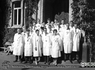 Medicinarkursen i kirurgi i Lund vårterminen 1959
1: Olof Bynke. 2: Jan-Erik Gierup. 3: Gunilla Norgren. 4: Per Ahlbäck. 5: Ingeborg Friström 6: Sten Andersson 7: Torgil Möller. 8: Irma Wernblom. 9: Jan Larsson. 10: Thomas Olivecrona. 11: Bo Eklöf. 12: Tom Saldeen. 13: Gunnar Isaksson. 14: Göran Lindstedt. 15: Göran Nilsson. 16: Stig Persson. 17: Lars Malm. 18: Alf Elman. 19: Björn Nylander. 20: Ulf Norrsell.
Nyckelord: Lasarett;Lund;Universitet;Universitetssjukhus;USiL;Utbildning;Studenter;Studerande;Kandidat;Kirurgi;Kurs;Medicine