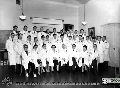 Medicinarkursen i kirurgi i Lund höstterminen 1960
Medicinarkursen i kirurgi i Lund höstterminen 1960. 1: Okänd. 2: Kerstin Håkansson Lilja. 3: Birgitta Berg. 4: Ann-Mari Gustafsson, kursamanuens. 5: Prof. Philip Sandblom. 6: Doc. Stig Borgström. 7: Kai Pürkop. 8: Bengt Rönnbo. 9: Rolf Håkansson. 10: Hans Frykman. 11: Jan Carlsson (senare Schönebeck) 12: Uwe Mertens. 13: okänd. 14: Okänd. 15: Bo Werkström?. 16: Bo? Stenström? 17: Gösta Blennow. 18: Stig Gårdmark. 19: Okänd. 20: Okänd. 21. Doc. Lennart Andersson. 22: Dr Orvar Johnson? 23. Doc. Lars Röhl. 24. Klas Valmin. 25. Okänd. 26. Dr. Lars Nordström. 27. Doc. Gösta Jönsson. 28. Doc. Carl Axel Ekman. 29. Okänd. 30. Dr. Bengt Åke Åkesson? 31. Eric Lindstedt? 32. Okänd. 33. Dr. Inge Dahn. 34. Okänd. 37: Okänd. 38: Okänd. 39: Okänd.
Nyckelord: Lasarett;Lund;Universitet;Universitetssjukhus;USiL;Utbildning;Studenter;Studerande;Kandidat;Kirurgi;Kurs;Medicine