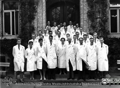 Medicinarkursen i kirurgi i Lund vårterminen 1960
1: Björn Östberg. 2: Barbro Johansson. 3: Anna Bergqvist. 4: Berndt Ehinger. 5: Dr. Ann-Mari Gustafsson. 6: Prof. Philip Sandblom. 7: Nils Eriksson. 8: Doc. Stig Borgström. 9: Elof Schyberg. 10: Bengt-Åke Lindhe. 11: Olof Kalm. 12: Stig Colleen. 13: Bo Lilja. 14: Jan-Olov Jeppsson. 15: Lars Henriksson. 16: Bengt Malmport. 17: Ulf Brunk. 18: Ingvar Engström. 19: Jan Öhman (mindre troligt: doc. Stig Bengmark). 20: Doc. Lennart Andersson. 21: Kjell-Åke Larsson. 22: Doc. Göran Lundh 23: Doc. Lars Röhl 24: Doc. Carl Axel Ekman. 25: Dr. Orvar Johnson 26: Lars Mårtensson. 27:Dr. Lars Nordström (eller Rune Nordström?). 28: Dr. Bengt Åke Åkesson 29: Doc. Gösta Jönsson. 30: okänd kirurg. 31: Dr. Linder??. 32: Dr. Inge Dahn. 33: okänd kirurg, dr Eric Lindstedt? - De utan titeluppgift är med. kand., d. v. s. studenter.
Nyckelord: Lasarett;Lund;Universitet;Universitetssjukhus;USiL;Utbildning;Studenter;Studerande;Kandidat;Kirurgi;Kurs;Medicine