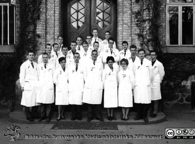 Medicinarkursen i kirurgi i Lund höstterminen 1961
1: Ingemar Lundquist; 2: Knut Aspegren; 3: Lena Annerstedt Nagy; 4: Dr. Sven Lenninger; 5: Doc. Carl Axel Ekman; 6: Judit Miklos; 7: Henny Palme; 8: Ulf Telenius; 9: Okänd; 10: Jan Börjesson; 11: Örjan Johansson; 12: Ulf Andsberg; 13: Hans Haux; 14: Jan Ramström; 15: Ulf Bengtsson?; 16: Roland Berg?; 17: Erik Norrlund; 18: Ulf Erasmie; 19: Okänd; 20: Lars-Ingvar Hansson; 21: Jan Borsgård; 22: Inge Olsson; 23: Okänd; 24: Okänd; 
Nyckelord: Lasarett;Lund;Universitet;Universitetssjukhus;USiL;Utbildning;Studenter;Studerande;Kandidat;Kirurgi;Kurs;Medicine