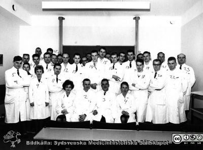 Medicinarkursen i kirurgi i Lund höstterminen 1962
Nr 2: Bo Eklöf, amanuens. 3: Doc. Carl Axel Ekman. 8: Christen Henriksson. 16: Ingvar Frenander. 23: Dr. Erland Sartor. Övriga okända.
Royal Foto, Lund.
Nyckelord: Lund;Lasarett;Universitet;Universitetssjukhus;USiL;Utbildning;Kirurgi;Kurs;Kandidater;Medicine