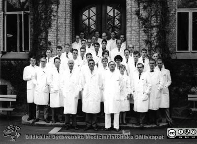 Medicinarkursen i kirurgi i Lund vårterminen 1962
1: Christer Owman; 2: B. Gustafsson; 3: Curt Åberg; 4: Prof. Philip Sandblom; 5: Doc. Carl Axel Ekman; 6: Ingrid Pettersson Frolow; 7: Doc. Olle Dahlbäck; 8: Gertrud Helmersson; 9: Anders Sellman; 10: Claes-Ebbe Lindholm; 11: Lars Ekeroth; 12: Tibor Koleszar; 13: Mats Willstrand; 14: Bengt-Olof Kallum: 15: Arne Melander: 16: Ulla Bergentz Hedner (f. Flodmark); 17. Karin Nilsson, 18: Stig Bäckström; 19: Bengt Björkstén: 20: Rikard Carlsson Stensman; 21: Carl-Fredrik Fagerström; 22: Sven-Erik Svensson: 23: Gillis Johansson; 24: Hans Thysell;  26: Doc. Göran Lundh: 27: Dr. Erland Sartor: 28: Dr. Bengt Schéle: 29: Dr. Sven Kornhall: 30: Dr. Bertil Bläckberg: 31: Okänd: 32: Dr. Sven Lenninger: 33: Dr. Torgil Hallböök: 34: Doc. Kaj Hansson: 5: Dr. Bengt-Åke Åkesson: 36: Dr. Arne Lindberg.
Omonterat fotografi. 
Nyckelord: Lund;Lasarett;Universitet;Universitetssjukhus;USiL;Utbildning;Kirurgi;Kurs;Kandidater;Medicine