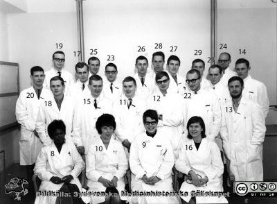 Medicinarkursen i kirurgi i Lund höstterminen 1965
1: Doc Carl Axel Ekman. 2: Okänd. 3. Prof. Philip Sandblom. 4. Okänd. 5: Doc. Lennart Andersson. 6: Dr. Inge Dahn. 7: Okänd. 8: Eunice Corbin. 9: Eva Terling.  10: Kersti Brager. 11: Mats Elmér. 12: Bengt Göran Petersson. 13: Ingemar Thorstensson. 14: Per Fernlund. 15: Magnus Nilsson (Hägerdal?). 16: Katarina Hohwü-Christensen. 17: Ingemar Ihse. 18: Ingemar Ingemarsson. 19: Arne Löfqvist. 20. Sven Hjorth. 21: Carl Gustav Hermanson. 22: Jan Idvall. 23: János Luptovics. 24: Ulf Albrechtsson. 25. Carl Gustav Hermanson?. 26: Gunnar Svensson. 27: Claes Hersvall. 28: Åke Nilsson. 29: Uno Landehag?. 
Nyckelord: Lund;Lasarett;Universitet;Universitetssjukhus;USiL;Utbildning;Kirurgi;Kurs;Kandidater;Medicine