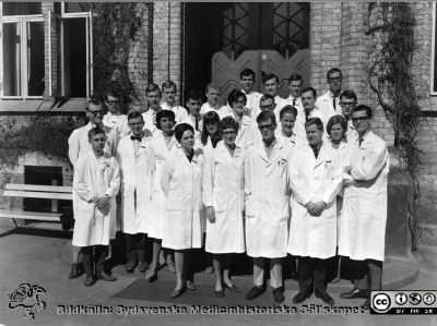 Medicinarkursen i kirurgi i Lund vårterminen 1965
1: Björn Klingvall. 2: Jan-Axel Axelsson. 3: Sigrun Liedgren. 4: Britt Gerd Hehrne. 5: Barbro Karpe. 6: Gunilla Keding. 7: Christer Liedgren. 8: Karin Möller. 9: John Perlhagen. 10: Birgitta Hovelius. 11: Carl-Henrik Hybbinette. 12: Knut Johansson. 13: Lars Rönström. 14: Torsten Thomasson. 15: Björn Åkesson. 16: Lennart Cegrell.17: Adam Szydlowski. 18: Birgitta Lindberg Bauer. 19: Jan Holmberg. 20: Lars Nilsson. 21: Leif Salford. 22: Björn P. E. Svensson. 23: Bo Lindström? 24: Bo Nihlgård. 25: Dick Heinegård. 
Ej i bild: Staffan Ehnbom. 
Fotografi monterat på papp, hovfotograf Jensen, Lund. Numreringen på fil1965-vet-kir.num.
Nyckelord: Lund;Lasarett;Universitet;Universitetssjukhus;USiL;Utbildning;Kirurgi;Kurs;Kandidater;Medicine