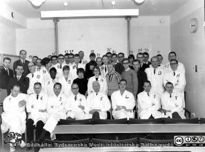 Medicinarkursen i kirurgi i Lund vårterminen 1966
5: Prof. Philip Sandblom. 6: Doc. Carl Axel Ekman. 7. Dr Inge Dahn. 8: Dr Per Fredlund?. 9: Dr. Sve Lenninger. 21: Per Alm 29: Anders Bergström? 39: Gunnar Thorbert 19: Dr Gustav Liedberg?
Omonterat fotografi.
Nyckelord: Lund;Lasarett;Universitet;Universitetssjukhus;USiL;Utbildning;Kirurgi;Kurs;Kandidater;Medicine