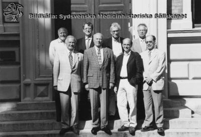 Professor Bengt Falck, den 3 juni 2003 omgiven av disciplar som blivit professorer i Sverige
I främre raden Nils Otto Aubert Sjöberg (gynekologi), Bengt Falck, Anders Björklund (histologi, neurobiologi) och Per Alm (patologi). I bakre raden fr v Frank Sundler (histologi, neurobiologi), Berndt Ehinger (oftalmologi), Olle Lindvall (neurologi) och Christer Owman (histologi, cell- och molekylärbiologi). Foto 2/6 2003 av Olle Hammar och Håkan Westling. 
Nyckelord: Bengt;Falck;Disciplar;Professor;Lund;Nils;Otto;Aubert;Sjöberg;Anders;Björklund;Per;Alm;Frank;Sundler;Berndt Ehinger;Olle;Lindvall;Christer;Owman;2003.