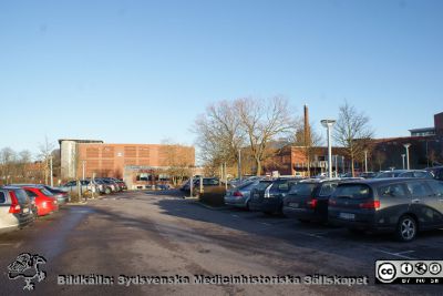 Lasarettet i Lund 2015
Parkeringsplats och parkeringshus vid gamla centralköket.
Nyckelord: lLasarettet;Lund;Universitetssjukhus;USiL;Parkeringshus;Parkering