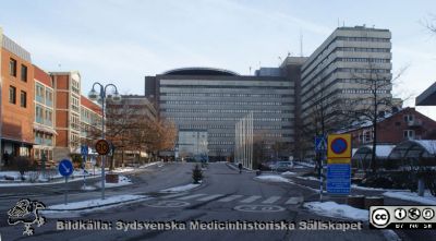 Centralblocket på Universitetssjukhuset i Lund från huvudentrén.
Patienthotellet och administration till vänster. Foto i januari 2010, Berndt Ehinger
Nyckelord: Universitetssjukhus;Lasarett;Lund;2010;USiL;SUS