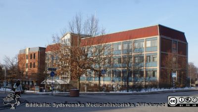 Administrationsbyggnaden, patienthotell mm, Universitetssjukhuset i Lund.
Foto i januari 2010, Berndt Ehinger
Nyckelord: Universitetssjukhus;Lund;Administration;Hotell;Patienthotell