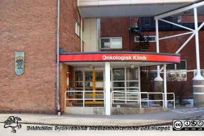 Entrén till onkologiska kliniken i Lund, tidigare Jubileumskliniken i Lund. 
Foto 23 januari 2010, Berndt Ehinger
Nyckelord: Universitetssjukhus;Lund;Radiologi;Onkologi;Entré