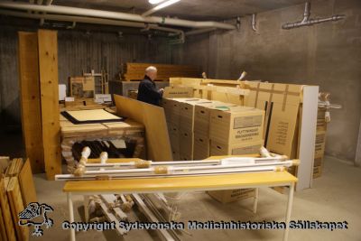 Gallring av Medicinhistoriska Museets boksamling 2010
Medicinhistoriska museet i Lunds boksamling hade vid stängningen packats i ett stort antal boklådor. De värdefullaste gick till Universitetsbiblioteket i Lund. De mindre värdefulla (c:a 900 lådor) hade lagrats i ett gammalt skyddsrum på vårdcentralen Tåbelund i Eslöv. Samlingen gallrades våren 2010 av Gunnar Broberg, Håkan Westling, Bengt Lindskog, Anders Biörklund och Berndt Ehinger. Kvar blev c:a 200 boklådor som skickades till ett kommersiellt lager i Lund eftersom lokalen i Tåbelund skulle byggas om. Här är det Anders Biörklund i aktion i Tåbelunds skyddsrum.
Nyckelord: Medicinhistoriskt;Museum;Anders;Biörklund;Boksamling,Gallring,Tåbelund;Håkan;Westling;Gunnar;Broberg;Bengt;Lindskog;Eslöv;Berndt;Ehinger