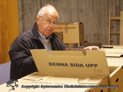 Anders Biörklund gallrar Medicinhistoriska Museets boksamling 2010
Medicinhistoriska museet i Lunds boksamling hade vid stängningen packats i ett stort antal boklådor. De värdefullaste gick till Universitetsbiblioteket i Lund. De mindre värdefulla (c:a 900 lådor) hade lagrats i ett gammalt skyddsrum på vårdcentralen Tåbelund i Eslöv. Samlingen gallrades våren 2010 av Gunnar Broberg, Håkan Westling, Bengt Lindskog, Anders Biörklund och Berndt Ehinger. Kvar blev c:a 200 boklådor som skickades till ett kommersiellt lager i Lund eftersom lokalen i Tåbelund skulle byggas om. Här är det Anders Biörklund i aktion i Tåbelunds skyddsrum.
Nyckelord: Medicinhistoriskt;Museum;Anders;Biörklund;Boksamling,Gallring,Tåbelund;Håkan;Westling;Gunnar;Broberg;Bengt;Lindskog;Eslöv;Berndt;Ehinger