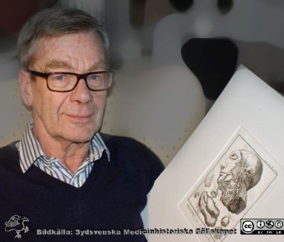 Magnus Stenstam, överläkare på medicin i Eskilstuna
Mycket bra tecknare. Samlare av historiska medicinska illustrationer. Foto inför hans vernissage på egna och andras bilder på Livets Museum i Lund våren 2013.
Nyckelord: Anatomi;Historia;Medicin;Teckningar;Konst;Illustrationer