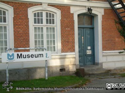 Ingången till medicinhistoriska museet på St Lars i Lund, på husets gavel. Foto 2006.
Nyckelord: Entré; Medicinhistoriskt; Museum; St Lars; Lund; 2006