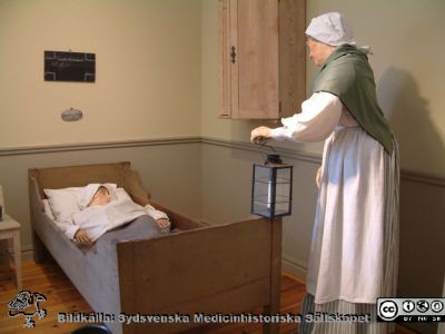 "Uppåkra frisäng", utställning på Medicinhistoriska museet i Lund 2006.
Utställningsscen på dåvarande medicinhistoriska museet. Foto 2006, inför museets stängning. Lasarettets historia. Uppåkra Frisäng.
Nyckelord: Utställning;Medicinhistoriskt;Museum;2006; Lasarettet;Historia;Uppåkra;Frisäng