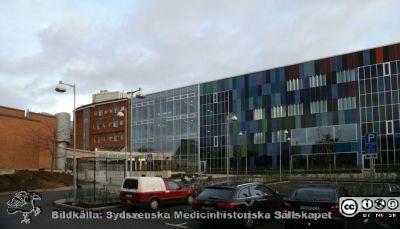 Västerfasaden på den alldeles nybyggda strålbehandlingsavdelningen i Lund 23/11 2013. 
Gamla strålbehandlingen och onkologiska kliniken till vänster i bilden. Foto Berndt Ehinger
Nyckelord: Universitetssjukhus;Lasarett;Lund;USiL;SUS;Onkologi;Strålbehandling