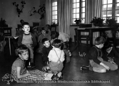 Barnpatienter på Vipeholms sjukhus
Före 1964. Gamla barnavdelningen. Den nya tillkom 1965. Publicerad på sid 76 i Carlén-Nilsson C, Holmér U (1998) Röster från Vipeholm. pp. 1-127 Stiftelsen medicinhistoriska museerna i Lund och Helsingborg, Lund. Bildtext där: "Gamla barnavdelningen, troligen 1950-talet". Foto Omonterat
Nyckelord: Vipeholm;Barn;Barnavdelning;Barnpatienter;Omonterat;Foto;Kapsel 14;1950-talet