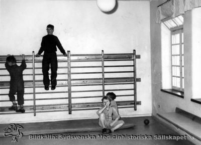 Gymnastiksalen på barnavdelningen på Vipeholms sjukhus
Påskrift: "Vipeholm Barnpatienter, Avd. 64." Ribbstolar, Gymnastik, Foto, omonterat
Nyckelord: Kapsel 14;Foto;Omonterat;Ribbstolar;Gymnastik;Avd 64