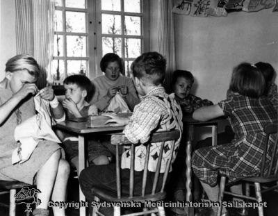 Barn på Vipeholms sjukhus i Lund, här i sysselsättningsterapi
Vipeholm Barnpatienter. Terapi. Originalfoto, Omonterat
Nyckelord: Vipeholm;Barnpatienter;Terapi;Kapsel 14;Foto;Omonterat