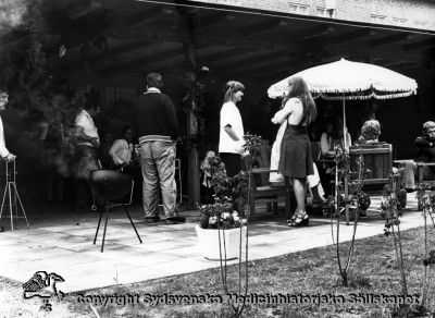 Vipholmspatienter på utflykt
Vipeholm utflykter. Sjukgymnastik på Vipeholm. Vårdaren i kort vit rock i mitten är troligen en sjukgymnast. Foto Omonterat. Foto rimligen på andra halvan av 1900-talet.
Nyckelord: Kapsel 14;Vipeholm;Utflykt;Foto;Omonterat;Sjukgymnastik;Sjukgymnast