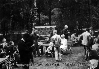 Vipeholmare på utflykt
Vipeholm utflykter. Utfärder på senare tid, troligen caféutflykt. Foto. Omonterat
Nyckelord: Foto;Omonterat;Utflykt;Vipeholm;Kapsel 14;Anne-Minne