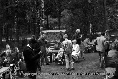 Vipholmspatienter på utflykt
Vipeholm utflykter: Utfärder på senare tid. Troligen caféutflykt. Stämpel: Ateljekopian A300. Foto Omonterat
Nyckelord: Omonterat;Foto;Kapsel 14;Utflykt;Vipeholm;Anne-Minne