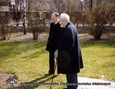 Hugo Fröderberg och Sture Rayner vid minnesstenen och graven för anonyma vipeholmspatienter. Foto 1981.
Vipeholm. Gravplats N. kyrkogården, Lund. Hugo Fröderberg i grått hår (1897 - 1986) och Sture Rayner.
Nyckelord: Minnessten;Gravplats;Kyrkogård;Omonterat;Foto;Kapsel 14;Vipeholm;Hugo;Fröderberg;Sture;Rayner;1981