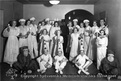 Luciafirande på Vipeholm, rimligen i mitten på 1900-talet
Vipeholm fester. Luciafirande, och i luciaföljet ingick tomtar, bagare, och sotare. Elvis Johnsson. Fotograf Kurt Hagblom, LUND. Foto Omonterat
Nyckelord: Kapsel 14;Omonterat;Foto;Lucia;Kurt;Hagblom;Vipeholm;Fest;Elivs;Johnsson