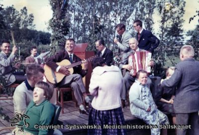 Vipeholmare på utflykt 1965. Musikunderhållning.
Vipeholm fester. Utflykt med musikunderhållning av personalorkestern. Kalle Westerdahl spelar gitarr. Arnsäter, 1965. Foto Omonterat
Nyckelord: Kapsel 14;Omonterat;Utflykt;Underhållning;Musik;Foto;Fest;Vipeholm;Arnsäter;1965