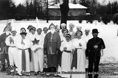 Luciaframträdande
Vipeholm fester. Ett Lucia-följe i snöig skrud. I följet tomte, sotare och bagare, vanligt på den tiden. Publicerad på sid. 35 i Carlén-Nilsson C, Holmér U (1998) Röster från Vipeholm. pp. 1-127 Stiftelsen medicinhistoriska museerna i Lund och Helsingborg, Lund. Bildtext där: "Luciatåg bestående av patienter". Tidigt 1950-tal?? Foto Omonterat
Nyckelord: Vipeholm;Kapsel 14;Foto;Omonterat;Lucia;Tomte;Sotare;Bagare;1950-tal