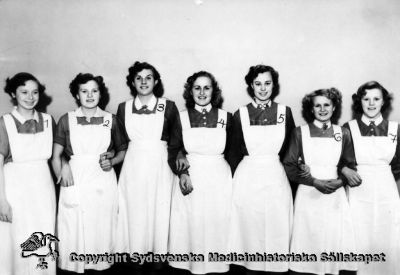 Luciakandidater, Vipeholm, 1950
LUCIAFIRANDET 1950. 1. Gerti Öhlander, 2. Vera Jönsson, 3. Ingrid Paulsson, 4. Stina Björk (Lucia), 5. Vera Ljung, 6. Sally Hultberg, 7. Kerstin Karlsson. Foto Omonterat
Nyckelord: Gerti;hlander;Vera;Jönsson;Ingrid;Paulsson;Stina;Björk;Vera;Ljung;Sally;Hultberg;Kerstin Karlsson;Lucia;Fest;Vipeholm;Personal;Kapsel 14;Foto;Omonterat