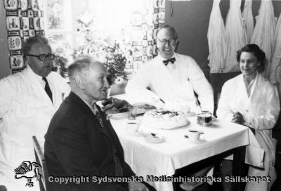 Fest på Vipeholms sjukhus. Stenvall (i mörk kostym) fyller år och firas. Dr Edvin Persson längst till vänster i bild.
Vipeholm fester. Foto Omonterat
Nyckelord: Vipeholm;Fest;Kapsel 14;Foto;Omonterat