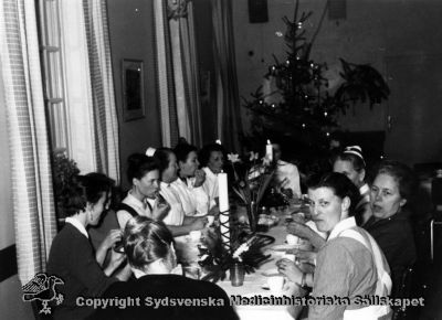 Julfest på Vipeholms sjukhus
4. 28, Vipeholm fester. Foto under andra halvan av 1900-talet. Omonterat
Nyckelord: Vipeholm;Fest;Personal;Kapsel 14;Foto;Omonterat;Jul;Julfest