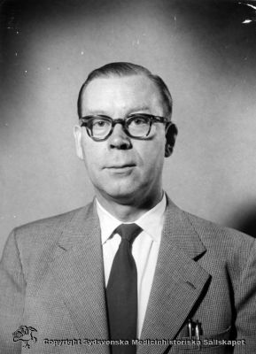 Alfred Ljungqvist, SSF: s förbundskassör
Vipeholm, Facklig verksamhet. Stämpel: Foto Amnö, Agnegatan 45, Stockholm K. Foto Omonterat
Nyckelord: Vipeholm;Fackförening;Personal;Statens;Sjukhuspersonal;Förbund;Alfred;Ljungqvist;Kapsel 14;Foto;Omonterat;Kassör