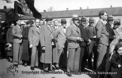 Fackföreningsmän från Vipeholm på demonstration i Lund
Sekt. 9, Vipeholm, Facklig verksamhet. Upp till kamp. Originalfoto, Omonterat. Klädstilen pekar på 1900-talets mitt.
Nyckelord: Vipeholm;Kapsel 14;Foto;Omonterat;Fackförening;Demonstration