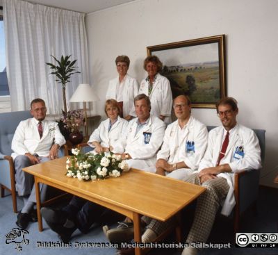 Malmö Allmänna Sjukhus. Ledningsgruppen på medicinska kliniken på MAS 1987. 
Album MAS 1997. I. (Bilden är troligen inorterad i fel pärm). Från fotograf Björn Henrikssons samling. 8345. i konferensrummet på med klin plan 5 MAS. Stående från vänster: Eva Sköld, klinikassistent, Anna-Lisa Sandell klinikföreståndare. Sittande från vänster Thomas Kjellström klinikchef, NN kurator; Peter Jerntorp bitr klinikchef, Lars Mårtensson 1:e sjukgymnast, Ingemar Dahlqvist klinikföreståndare. Från negativ
Nyckelord: UMAS;MAS;Malmö_;Allmänna;Sjukhus;Medicin;Internmedicin