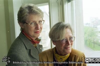 Malmö Allmänna Sjukhus 1997. Margareta Troein Töllborn (allmänmedicin, Malmö) och Lena Derbring, sjuksköterska, fil dr
Album MAS 1997. I. Från fotograf Björn Henrikssons samling. 	10-417. Maj, högskolans chefer, 22. Hälso och samhälls. Tornhuset (hamnen). T.v. professor Margareta Troein Töllborn (allmänmedicin, Malmö). Till höger Lena Derbring, sjuksköterska, fil dr, områdesprefekt på Malmö Högskola. Från negativ
Nyckelord: UMAS;MAS;Malmö_;Allmänna;Sjukhus;Högskolan;Allmänmedicin;Vårdskolan