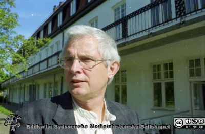 Malmö Allmänna Sjukhus 1997. Beroendeforskaren professor Mats Berglund på Alkohol- och narkotikakliniken. 
Album MAS 1997. III, 1998 I. Från fotograf Björn Henrikssons samling. 98-10589. 20/5. Sommarbild, MAS. Från negativ.
Nyckelord: UMAS;MAS;Malmö_;Allmänna;Sjukhus;Beroende;Narkomani;Alkohol