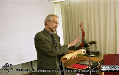 Malmö Allmänna Sjukhus 1997. Handkirurgen, professor Göran Lundborg.
Album MAS 1997. III, 1998 I. Från fotograf Björn Henrikssons samling. 98-10563, 10/3. Från negativ.
Nyckelord: UMAS;MAS;Malmö_;Allmänna;Sjukhus;Kirurgi;Handkirurgi