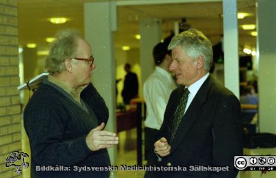 Malmö Allmänna Sjukhus 1997. Dr Kjeld Hougaard och sjukhuschefen Stig Almqvist.
Album MAS 1997. III, 1998 I. Från fotograf Björn Henrikssons samling. 98-10557, 27/2. Jubileumsaulan, forskningscentrum. Till vä överläkare Kjeld Hougaard (neurolog) och till höger sjukhuschefen Stig Almqvist. Från negativ.
Nyckelord: UMAS;MAS;Malmö_;Allmänna;Sjukhus;Neurologi;Administration;Chef