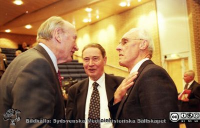 Malmö Allmänna Sjukhus 1998. Mecenaten Gunnar Sandberg med länsrådet Lennart Linder-Aronson och okänd person.
Album MAS 1998. III. Från fotograf Björn Henrikssons samling. Forskningens Dag -98 i Jubileumsaulan på Malmö Allmänna Sjukhus. Mecenaten Gunnar Sandberg till vänster. Länsrådet Lennart Linder Aronsen i mitten. Okänd till höger. Carl-David Agardh i bakgrunden till höger.	 Från negativ.
Nyckelord: UMAS;MAS;Malmö_;Allmänna;Sjukhus;Konferens