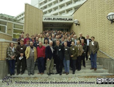 Malmö Allmänna Sjukhus 1998. Nordisk kurs i bihålekirugi, utanför Jubileumsaulan i Malmö
Album MAS 1998. III. Från fotograf Björn Henrikssons samling. 98-10646. "FESS-kurs". Anne-Marie ("Amy") Larsson längst ned till vä. Christer Rosén, Ulf Andsberg också i bild liksom troligen Gustav Fernström. Foto Från negativ.
Nyckelord: UMAS;MAS;Malmö_;Allmänna;Sjukhus;Kurs;Utbildning;Läkare;ÖNH;Öronsjukdomar;Bihåla;Öron;Näsa;Halos